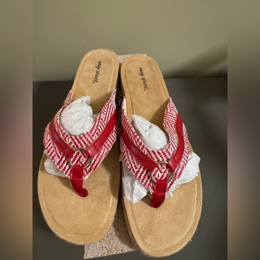 Women’s Easy Street Flip Flops Sandals NWT - Picture 3 of 5